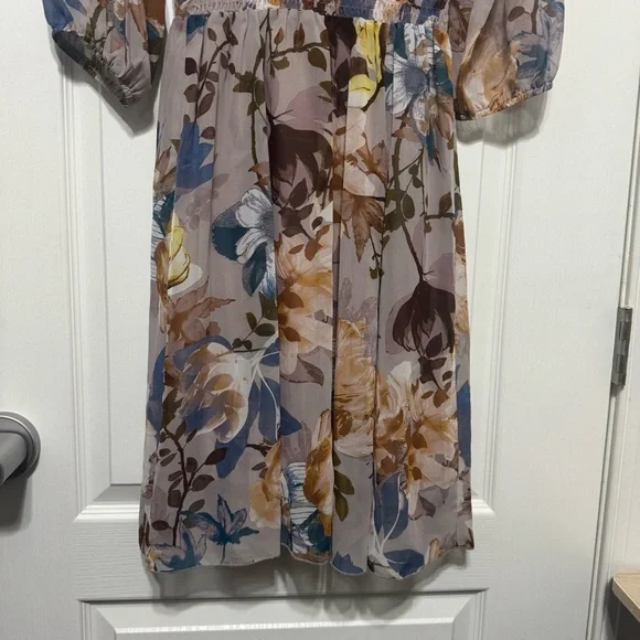 Chic Floral Midi Dress with V-Neck - Picture 6 of 12